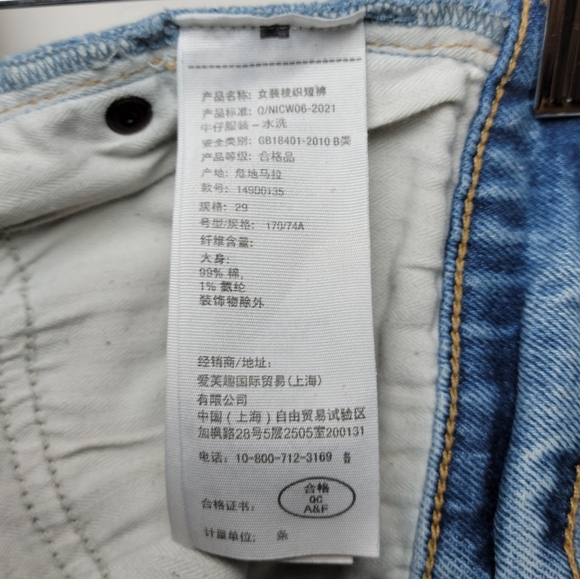 Abercrombie & Fitch The 4" Mom Medium Wash Short High Rise Raw Cut Hem Size 29/8 - Picture 6 of 10